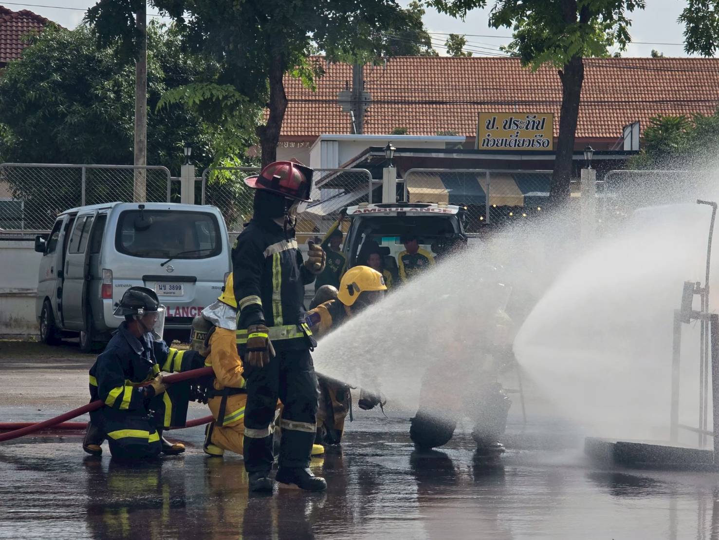 ภาพทีมปฏิบัติการฉุกเฉิน